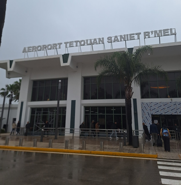 Livraison de votre voiture de location sur le parking de l'aéroport de Tanger.