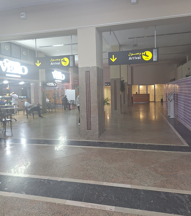 Livraison de nuit d'une voiture de location à l'aéroport de Tanger