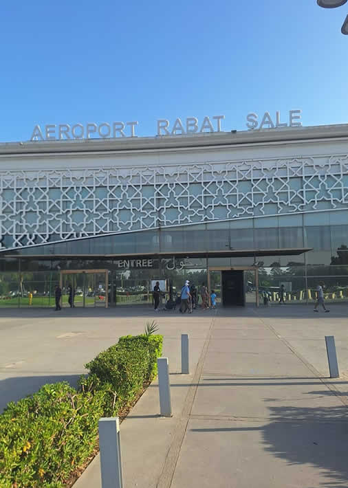 Comparaison entre la location de voiture et le taxi à l'aéroport de Tanger