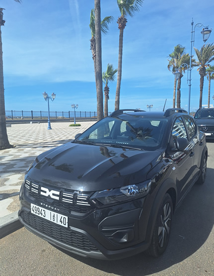 Vue de la Dacia Sandero Stepway idéale pour les routes vallonnées du Nord du Maroc