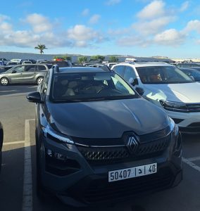 Coche de alquiler de bajo consumo aparcado en Tánger para ahorrar combustible