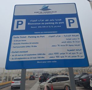 Officieel bord met de parkeertarieven van de Haven van Tanger-Stad