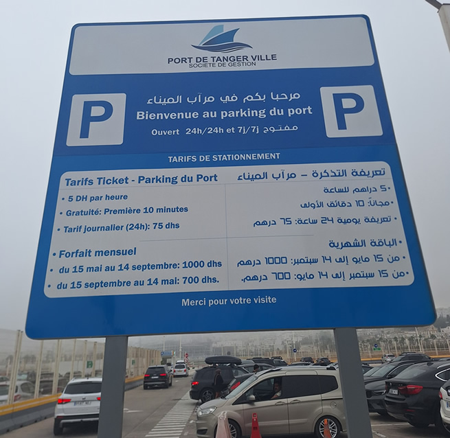 Officieel bord met de parkeertarieven van de Haven van Tanger-Stad